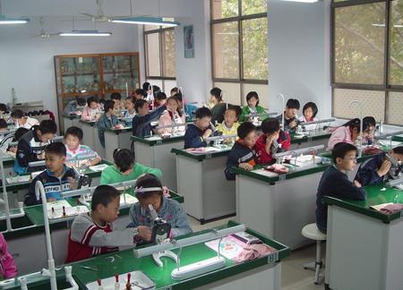 教學(xué)設(shè)備包括哪些？教學(xué)儀器設(shè)備室的管理制度