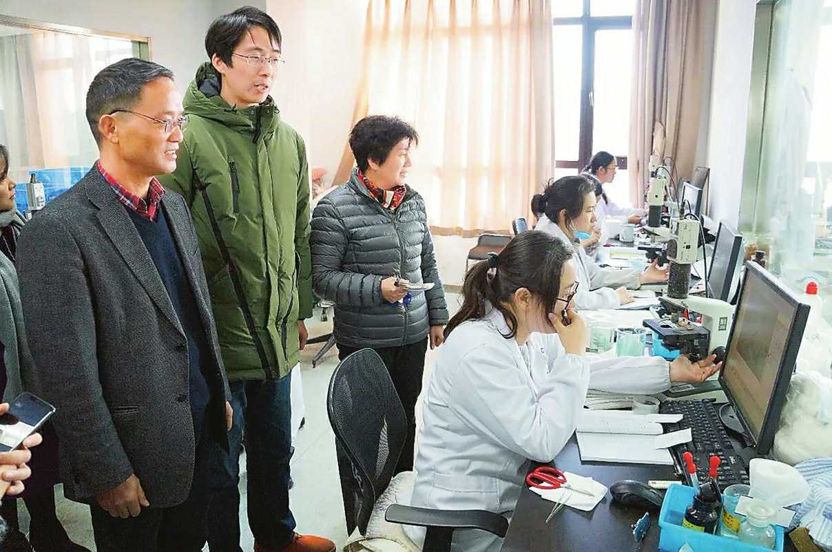 揭開“神秘”的面紗  ——南京市消協(xié)組織開展“走進實驗室”活動側記