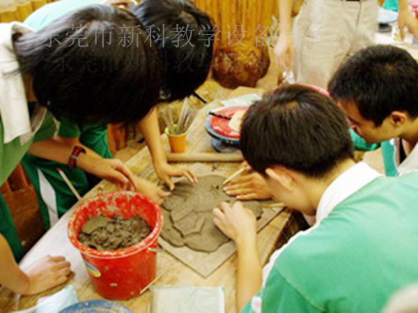 <a href='http://www.bbdjf.cn/chanpin/55-1.html' target='1' style='font-size:18px; font-weight:bold; color:#000000;'>陶藝功能室</a>2